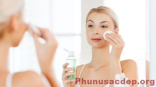 Cách chăm sóc da mặt mùa đông 10 Sử dụng nước hoa hồng