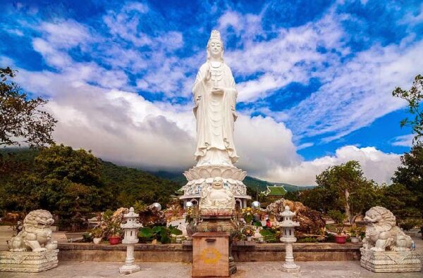 KHÁM PHÁ TOUR DU LỊCH ĐÀ NẴNG 4 NGÀY 3 ĐÊM CÓ GÌ HẤP DẪN 11 Chùa Linh Ứng có vị trí tọa lạc trên đỉnh núi của bán đảo Sơn Trà